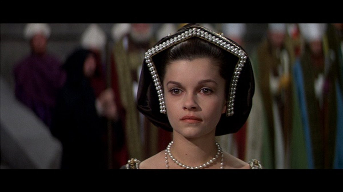 小暮 宏 Twitterren 1000日のアン 1日1本オススメ映画 ジュヌヴィエーヴ ビュジョルドが気が強く薄幸の王妃アン ブーリンを演じた代表作 断頭台にかけられるところで 私の頸は細いので斬りやすいでしょう と言ったのは史実らしいが実際細いのがぴったり