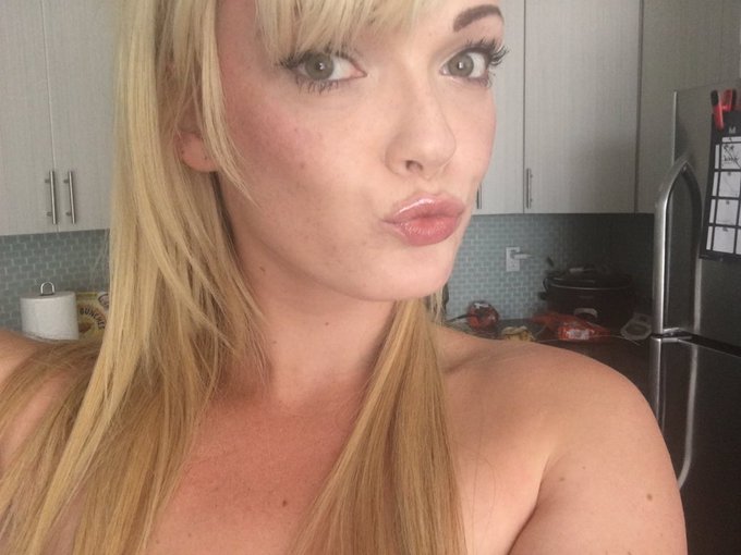 Good morning silly butts ! https://t.co/EsJq1921QC<a href="/tag/selfie"class="tags"><span>#selfie</span></a>