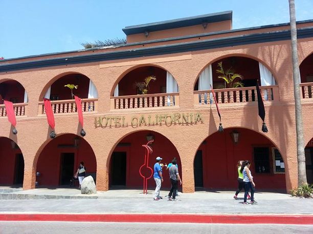 earmstrong24's tweet photo. Amazing food and such a cool historic place. @ Hotel California, Todos Santos, MEX https://t.co/xFDPLe5sUa https://t.co/4J6lUJGXIb