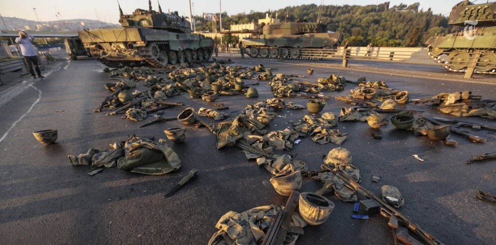Darbeye darbenin en güzel fotoğrafı! Koca yürekler tankları yendi...