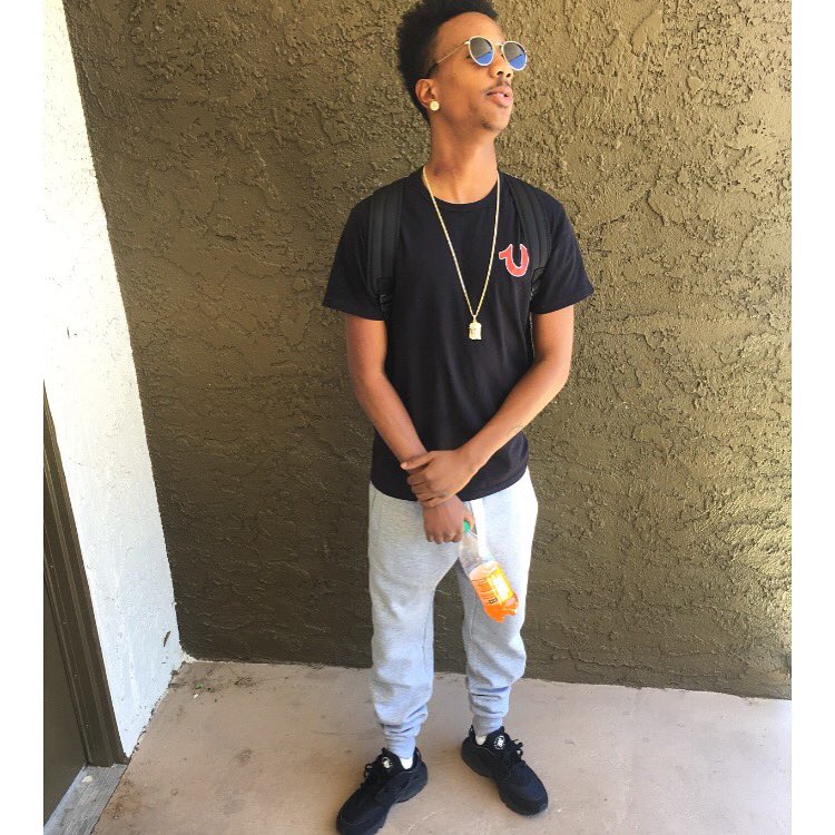 KingeYLS's tweet image. My Brother Told Me Work Hard 💸 Play Hard 💰💸