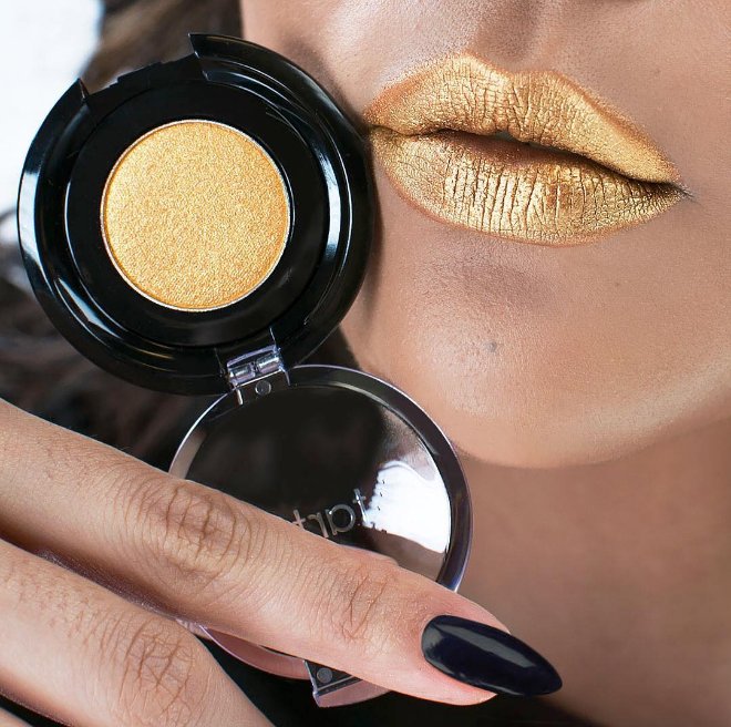 tartecosmetics's tweet photo. Our clay pot #shadowliner in spirit animal & #tarteist metallic shadow in #hussy is good as gold on the 👄! https://t.co/Toaro0JTTo