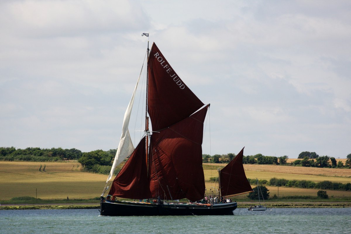 harvjoy319's tweet photo. The #bargematch on the River Orwell as the contestants pass #Levington Creek #Suffolk https://t.co/9ha0OsZ557