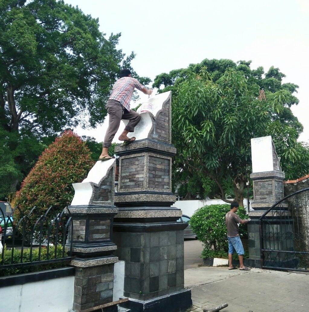 Mako sat pol pp membuat gapura dan pengecatan pagar dlm rangka hut Purwakarta