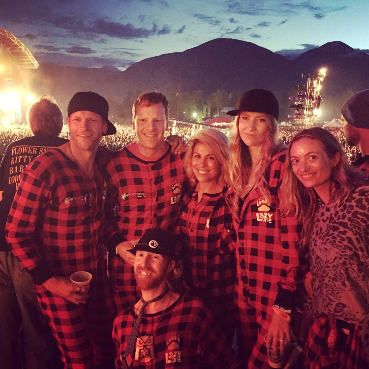 Closing out #PembyFest with this rad crew and #PearlJam epic times <a href="/D6MERIT/">Jay DeMerit</a> <a href="/ashleighmcivor/">Ashleigh McIvor</a> #LazySunday #bearcheeks