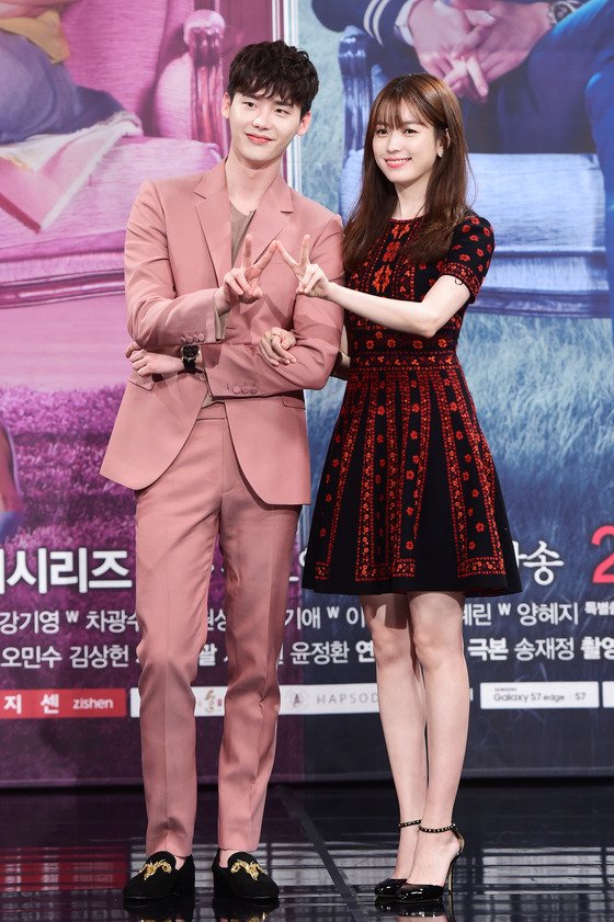 Соединения двух миров. W между двух миров дорама. Lee Jong Suk and Han Hyo Joo. Между 2 миров дорама.