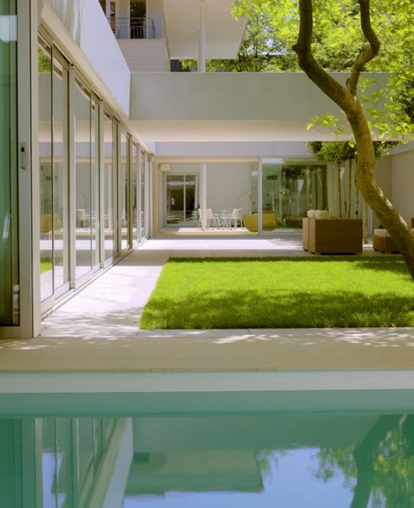 OneKindesign's tweet photo. Modern indoor-outdoor living with a green roof: Atriumhaus https://t.co/RllVmfS8Sn https://t.co/373QCIWQwW