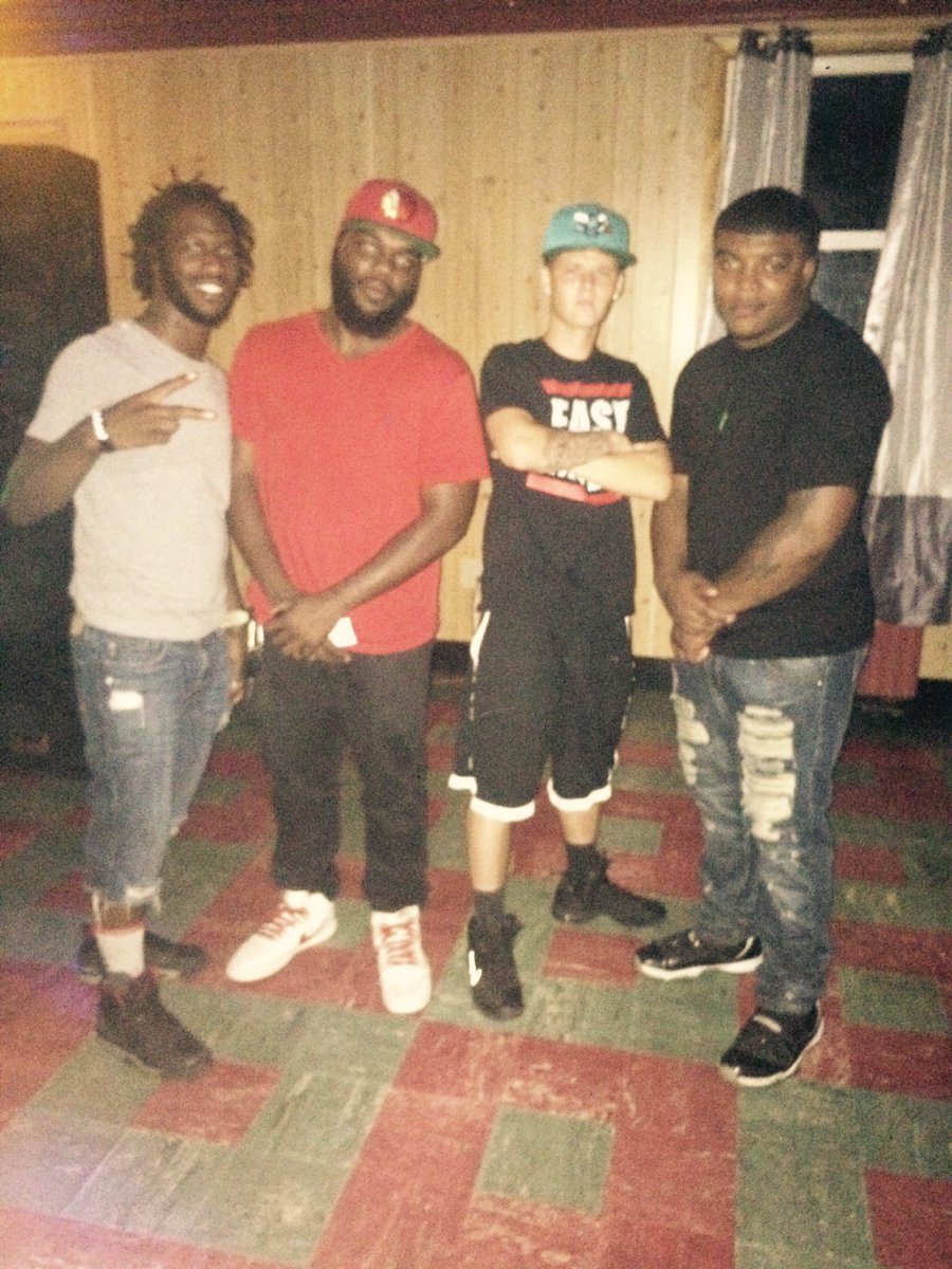 FamilyTiesTF21's tweet photo. #FYLU #RGE #MonopolyGang🎱 #MonopolyMonk🎱 https://t.co/uaGMgXyIUD