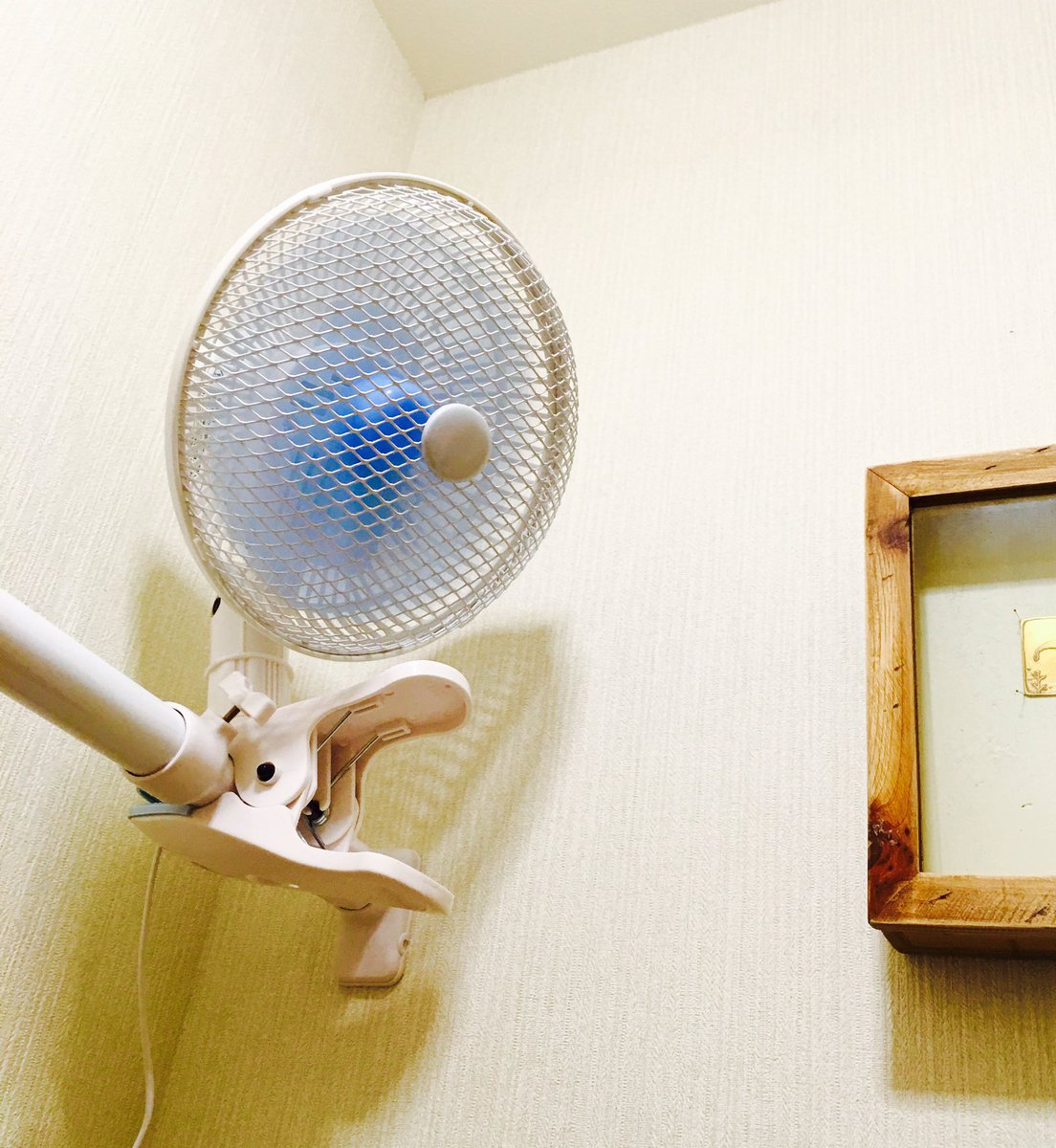 きづきあきら トイレが暑いので 突っ張り棒渡して扇風機設置したらいい感じでした 電気屋で売ってた手元スイッチも増設して完璧です