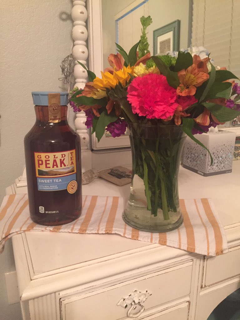 caitlin_murdock's tweet photo. @caitlin_murdock update: I have the best mom ever @RonneaDock https://t.co/pkePVlCEeq