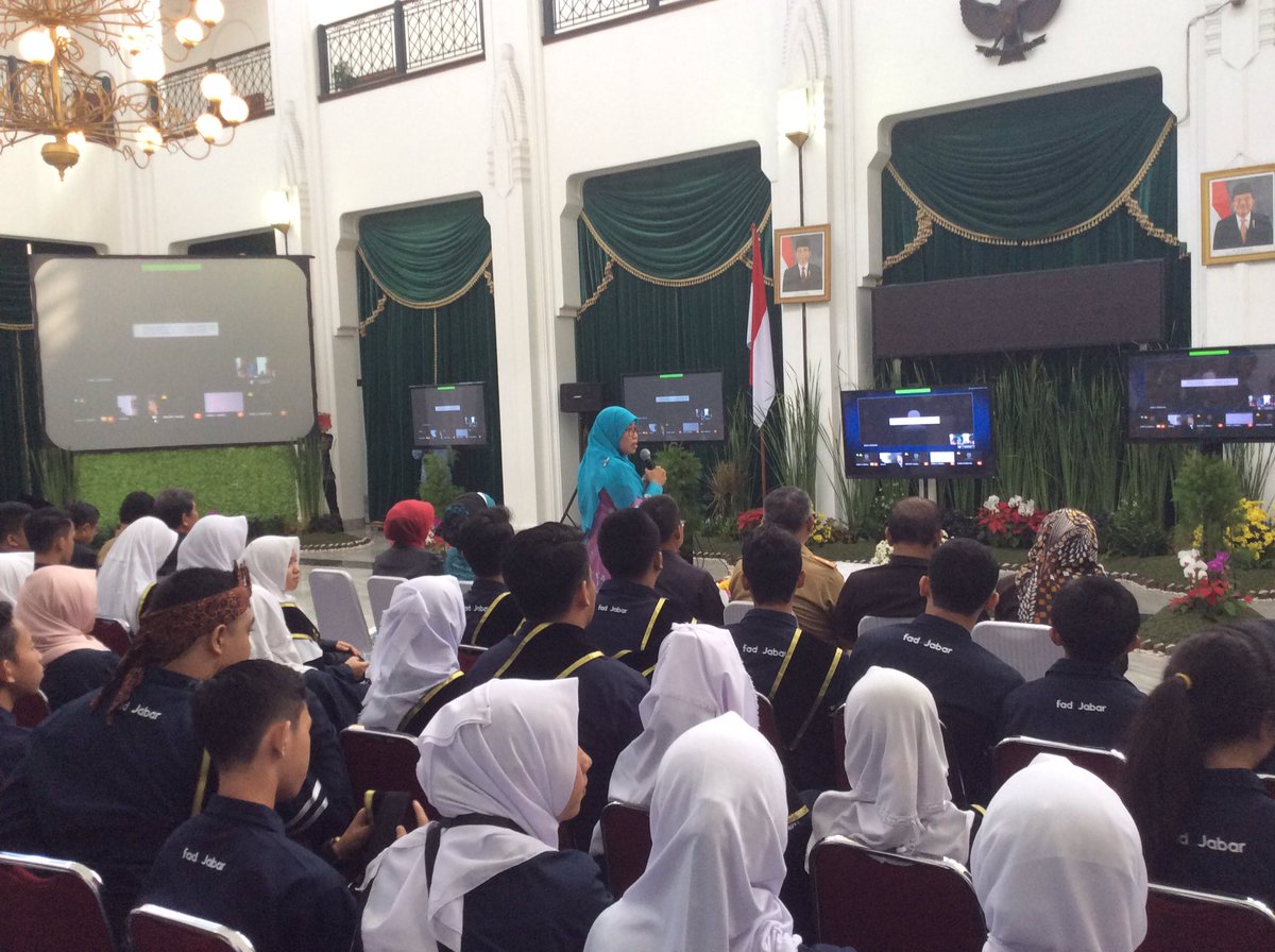 humasjabar's tweet photo. Ibu @netty_heryawan &amp; Ibu @giselmizwar menghadiri teleconference #jabartolakkekerasan di Aula Barat Gedung Sate. https://t.co/bc5wkCb8nW