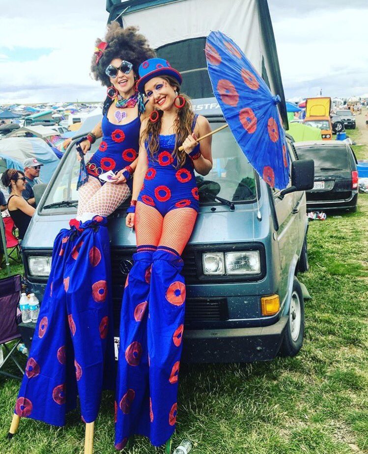 Thingsucatphish's tweet photo. These girls are so high⭕️📷lindseypaulette #stiltwalker #fishmaneverything #thingsyouseeatphish #phish #gorge #donuts https://t.co/U5g90vIsON