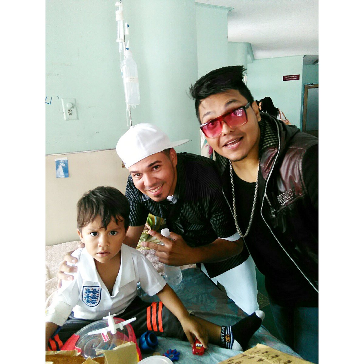 ManuMdgMusic's tweet photo. Ayer fue un día estupendo compartiendo con los niños del #HospitalUniversitario Gracias @1granitodeamor por todo ❤ https://t.co/wDdOZPFYeI
