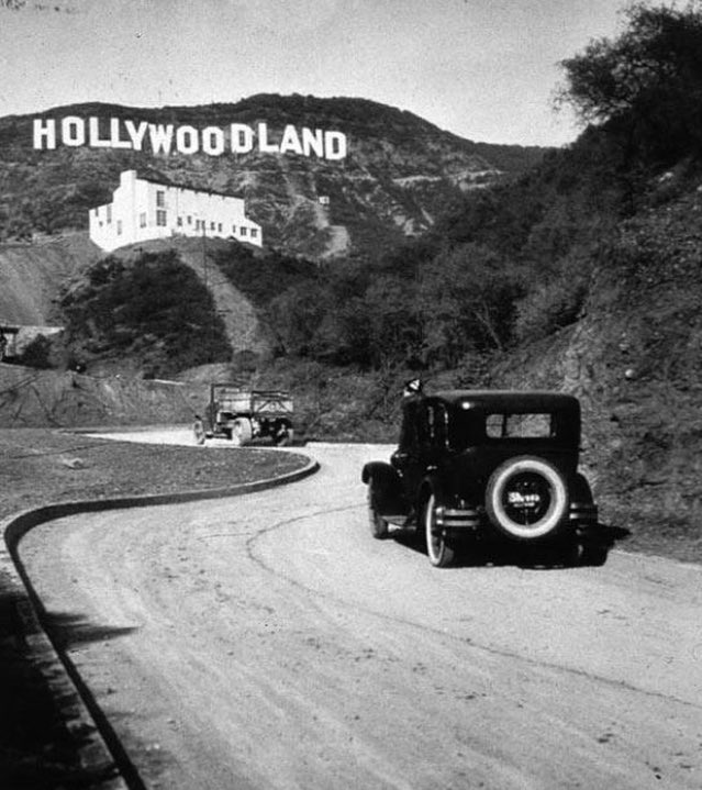O famoso letreiro de Hollywood, q originalmente dizia "Hollywoodland". As últimas 4 letras foram removidas em 1949.