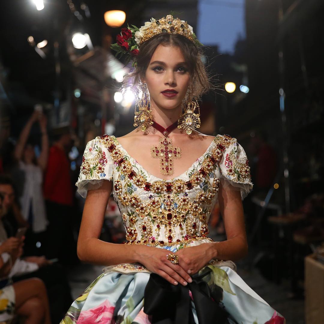 VXLENTINO's tweet photo. Pauline Hoarau at Dolce &amp; Gabbana Alta Moda FW16 https://t.co/D9ZU5FU8AW