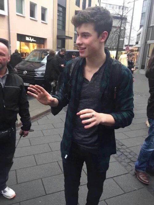 vererolon's tweet photo. publica dos fotos de shawn con el ht y etiqueta a diez personas para que hagan lo mismo
#MTVHottest Shawn Mendes https://t.co/x5tmn5xkoB