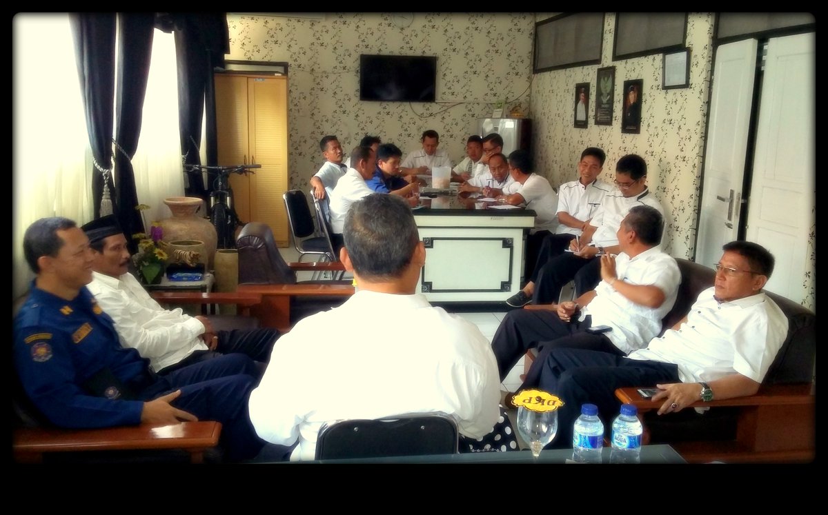 dkpPWK's tweet photo. Briefing #DKP Pagi Ini | Persiapan #MilangkalaPurwakarta2016 cc. @ama_jentreDKP @wankustiawan64 @juddy_damkar https://t.co/CYWhM92tuN