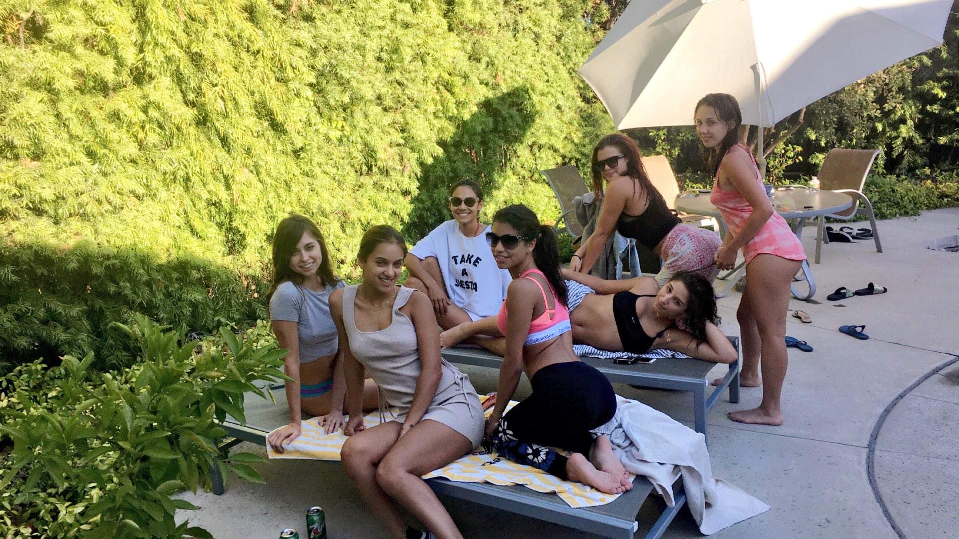 Пляжная вечеринка. Университет пати. Reddit bachelorette party. Вероника родригес абелла дейнджер. Abella danger с подругой в очках и парнем.