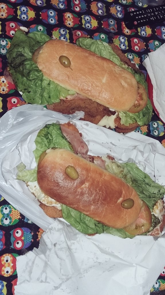 Dai_DS's tweet photo. Si seguimos comiendo así, seguro volvemos a Concordia con unos kilitos de más. 🍔🍔🍔 😄 
Lo importante es la felicidad. https://t.co/O4Osq1JFvn