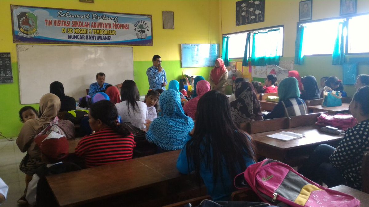 UMuncar's tweet photo. @a_azwarnas suasana hujan di SDN 2 Tembokrejo muncar orangtua murid tetap semangat mengantarkan anak ke sekolah https://t.co/2tlIPq31Kv