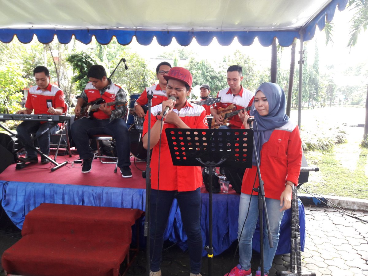 yanis1361's tweet photo. Cak Yanis:
@parwi66 @_funtastic5_ #telkomfuntastic5 #SBTREG5 #halalbihalal TREG5/ BIGFIVE5 Contribute juli2016 https://t.co/eFLvtm9x0g