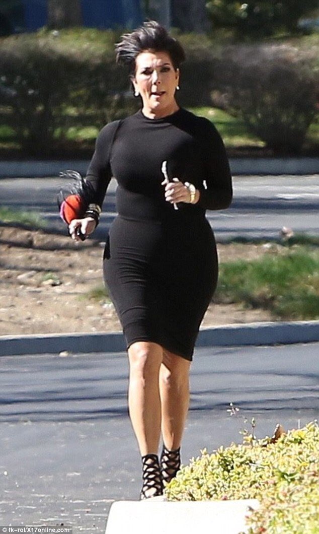 sbstryker's tweet photo. Kris running to get an iPhone charger so Kim can keep snapchatting: https://t.co/Gux94pwde5