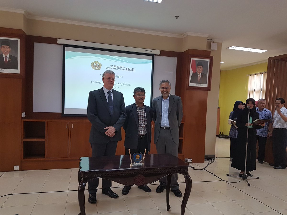 UKinIndonesia's tweet photo. Witnessing the MOU signing btwn @unpad @UniOfHull on academic collaboration. UK is home for best higher education https://t.co/zECl3QmefM