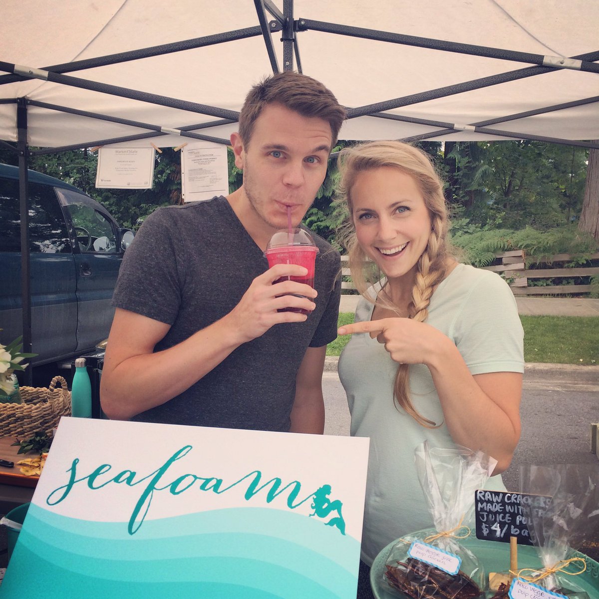 ChelseyHAllen's tweet photo. The organic fresh-pressed juice + sibling love flowed at yesterday's @SecheltMarket! #seafoamjuice #sunshinecoastbc https://t.co/TUUSQR32AX
