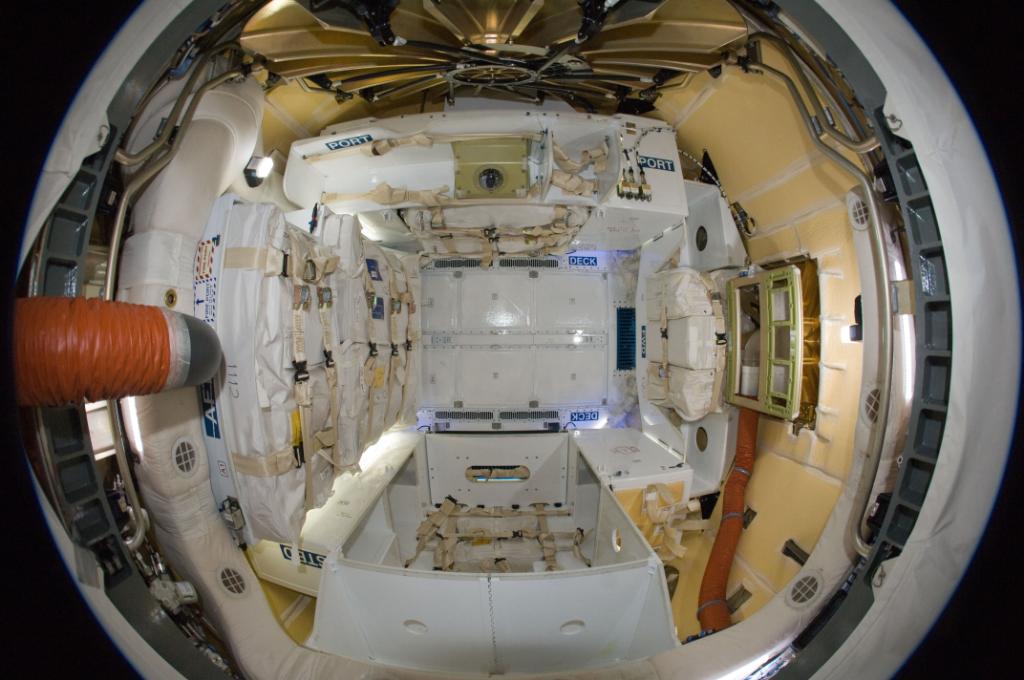 NASA's tweet photo. What’s onboard @SpaceX #Dragon? Nearly 5,000lbs of cargo, including a DNA sequencer &amp; more:  https://t.co/rJBUSXkQuP https://t.co/nv1agFoe2i