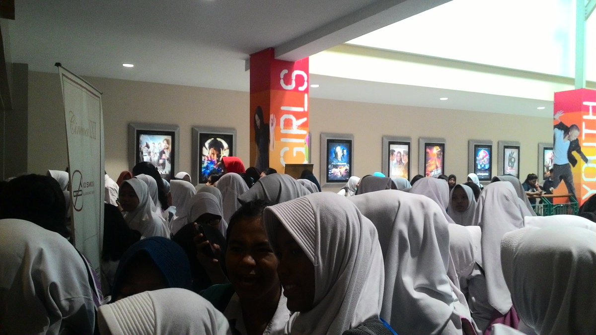 D27VI's tweet image. @radityadika ini yang mau nonton film lu bang, padahal bioskop belom buka..