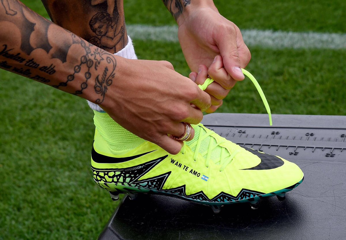 naufalpry's tweet photo. come to @arsenal RT @MauroIcardi: ⚽️⚽️ #nikehypervenom #WanTeAmo🇦🇷 #MI9 #Nike https://t.co/ykAYUCNmUa