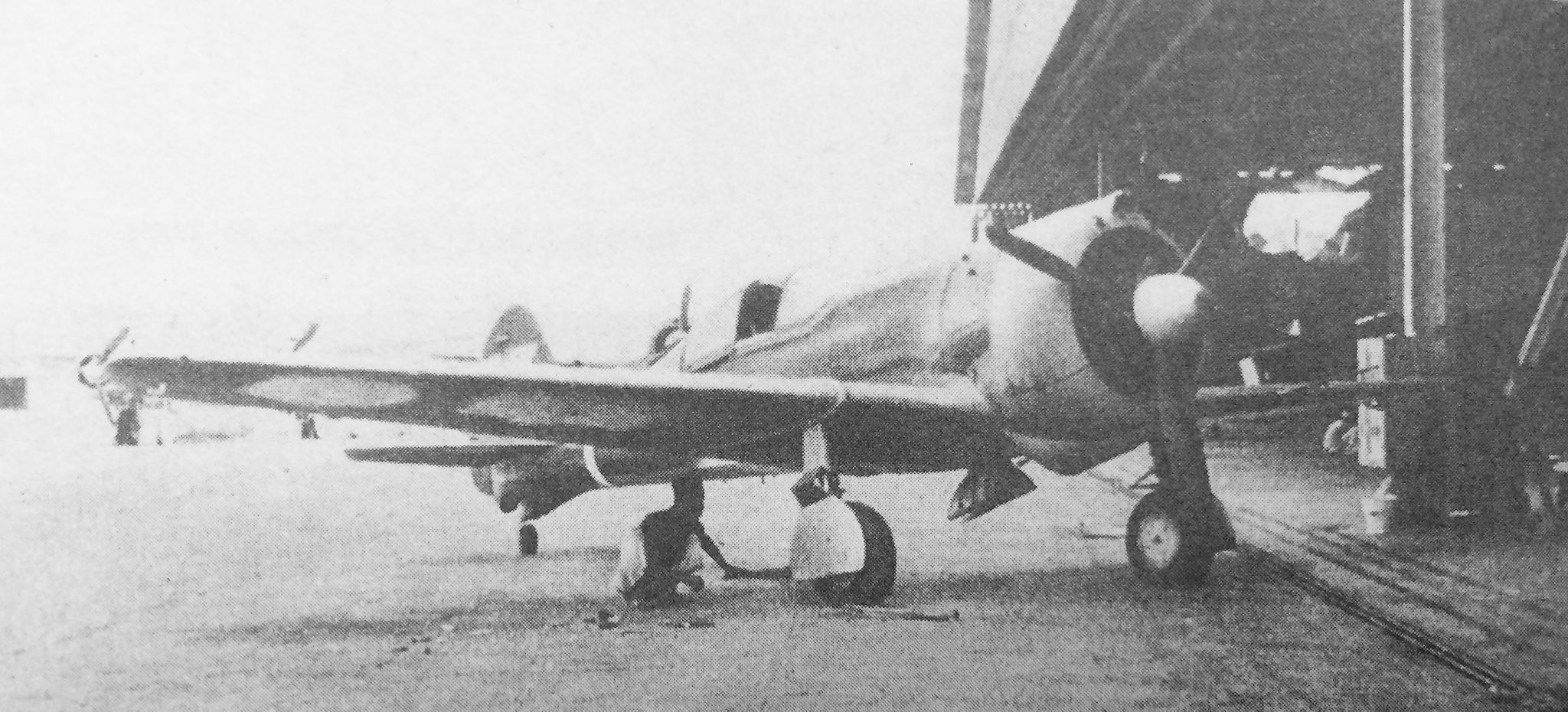 大日本帝國陸軍戦闘機bot Cw 21b アメリカから輸入したオランダ空軍の軽戦闘機 戦闘機 としては性能的に不満はあったが 扱い易さを買われ 鹵獲した日本陸軍でも実用機として使われたものもあり 写真の機体もその内の一機である T Co Dc3gkmkf