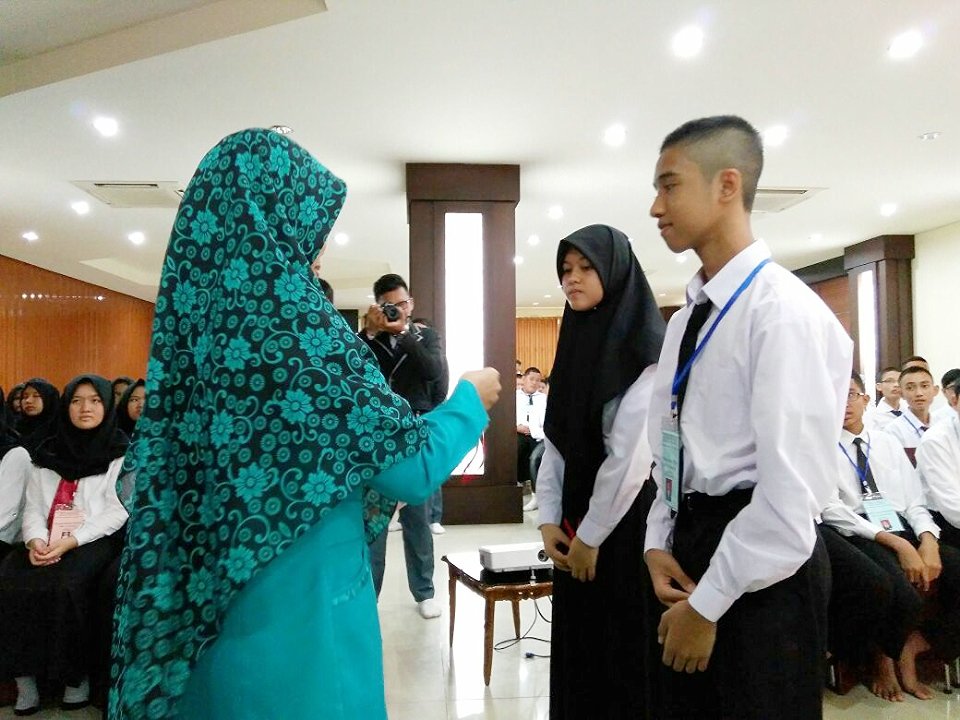 SMALTIIGMPLG's tweet photo. "Hari Pertama Sekolah"
Peresmian H-1 Pelaksanaan MPLS kelas X

#HariPertamaSekolah 
#MPLS https://t.co/PUmNMVtlxf