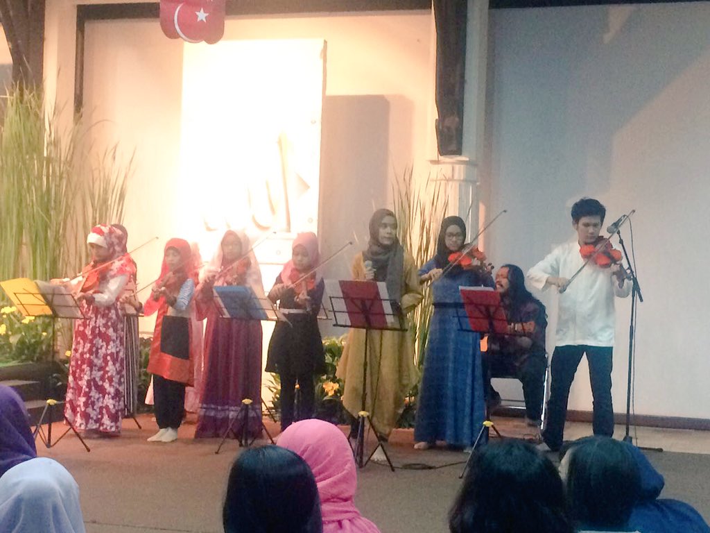KompasGramedia's tweet photo. KGM sbg #CSRKG menunjukkan penampilan terbaiknya dgn bermain biola dalam acara Silaturahim di @BentaraBudaya https://t.co/D2go25K2vO
