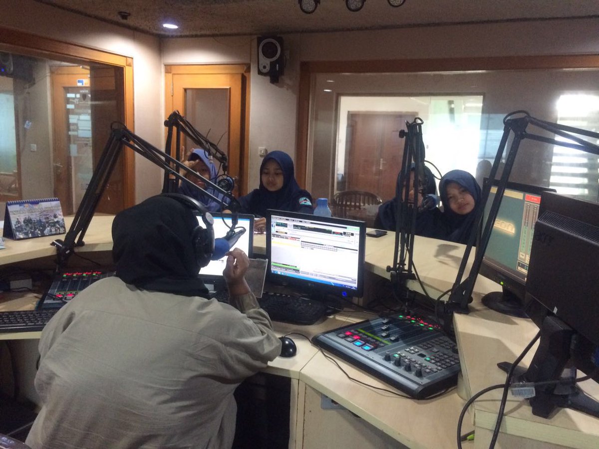 MajalahKetik's tweet photo. Hallo PoliMedian! @MajalahKetik sedang #NumpangNampang di @Pro2Jak nih. Stay tune di 105 FM yah :-D https://t.co/rtIak8tRpL