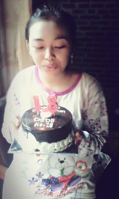 SeptianaAnli's tweet photo. Selamat ulang tahun @lia_utsukushii :* yang ke-18.. Lilik sayang Dede :*:* https://t.co/hmj1oooKVp