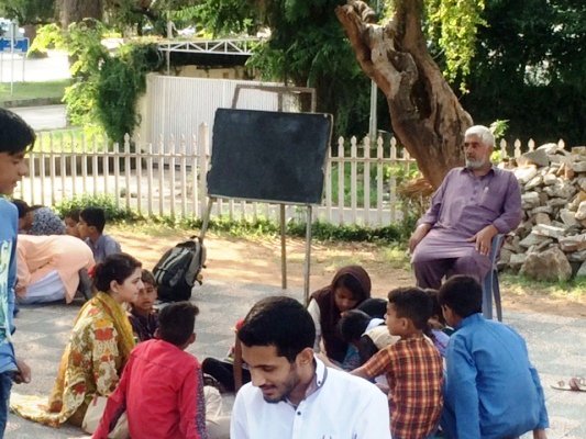 PUAN-Isb Chapter celebrated #EidMilan party with children at Master Ayub's Street School, led by <a href="/KU_WLI/">KU Women'sLeadership</a> alum Hanna