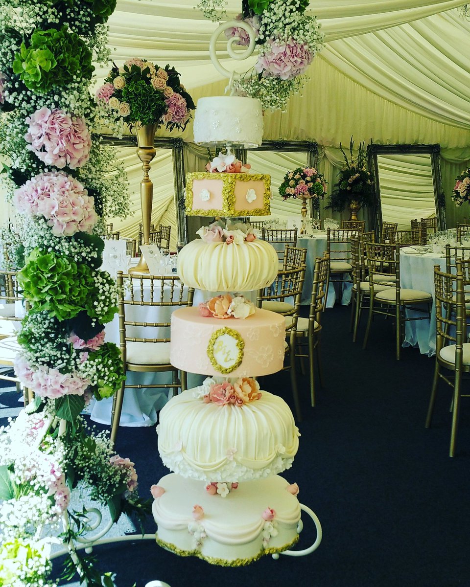 Giftedheartcake's tweet photo. Make a statement with a luxury bespoke #hangingcake ! #bespoke #statementcake #suspendedcake #weddingplanning #luxe https://t.co/Jj3KeWrV0W