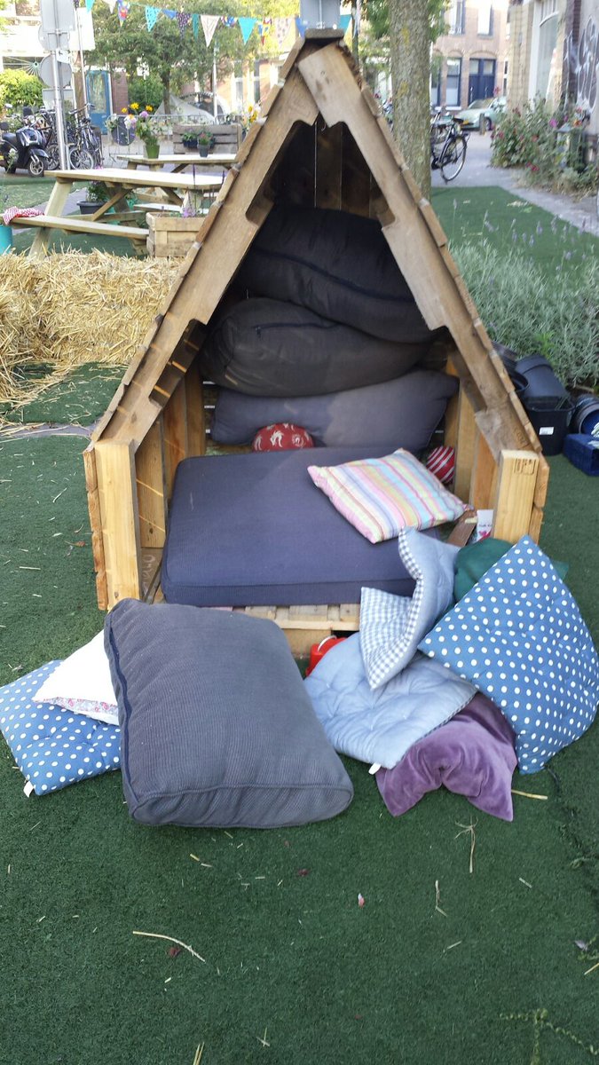 Duifstraat's tweet photo. Onze loungekussens zijn vannacht uit de Leefstraat meegenomen 😭Wil degene die ze geleend heeft,ze weer terug leggen? https://t.co/L0zdJXVkNr