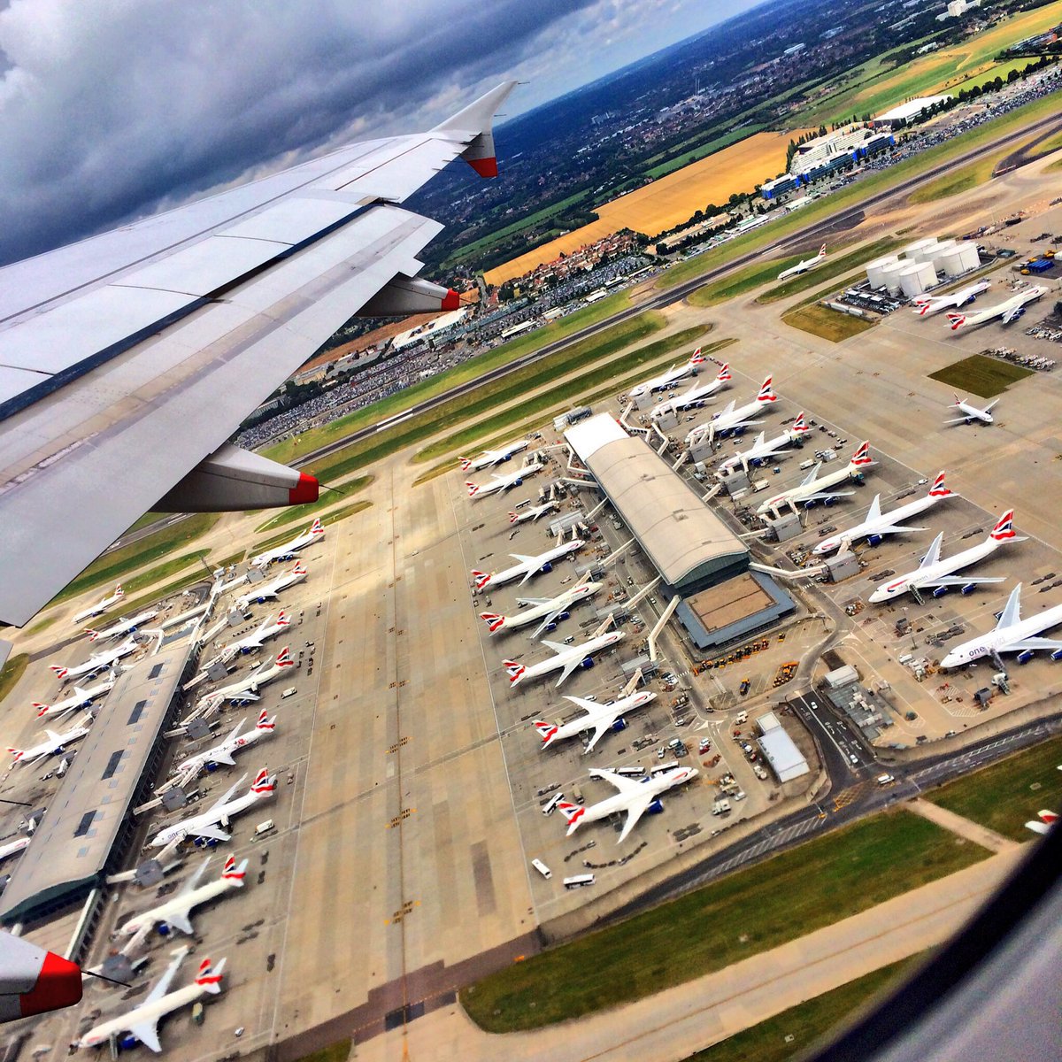 HeathrowAirport's tweet photo. Good morning from us all at Heathrow. Let us know if you’re visiting us on this fine Monday. Photo by @Lilliebet_x https://t.co/WOChDvIC43