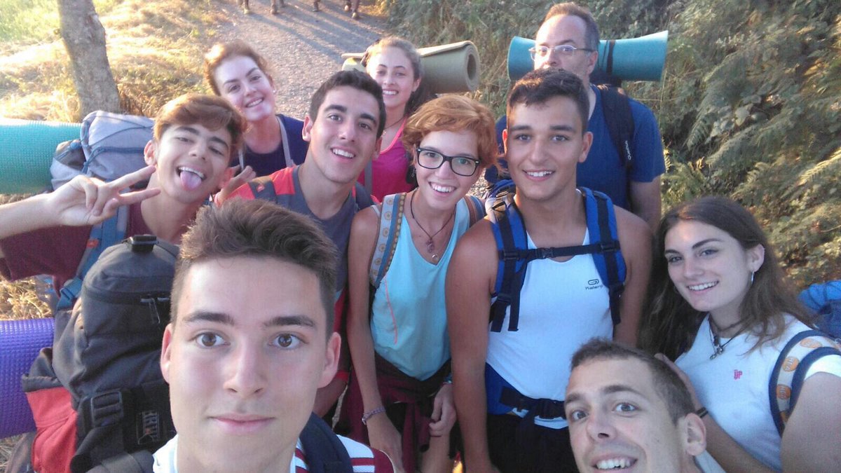gruposlasalle's tweet photo. Hoy caminamos por grupos, sentirnos compañeros de camino, apoyarnos en las dificultades... #caminosallemadrid16 https://t.co/9rhkz6TgXi