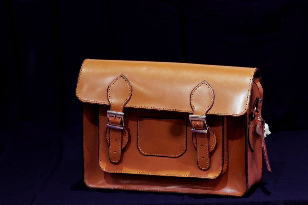 MonAtelierVille's tweet image. Hélène a réalisé pour l'anniv' d'1 amie son 1er sac en cuir (cuir offert par l'Atelier) de toute pièce ! #FierDeMoi