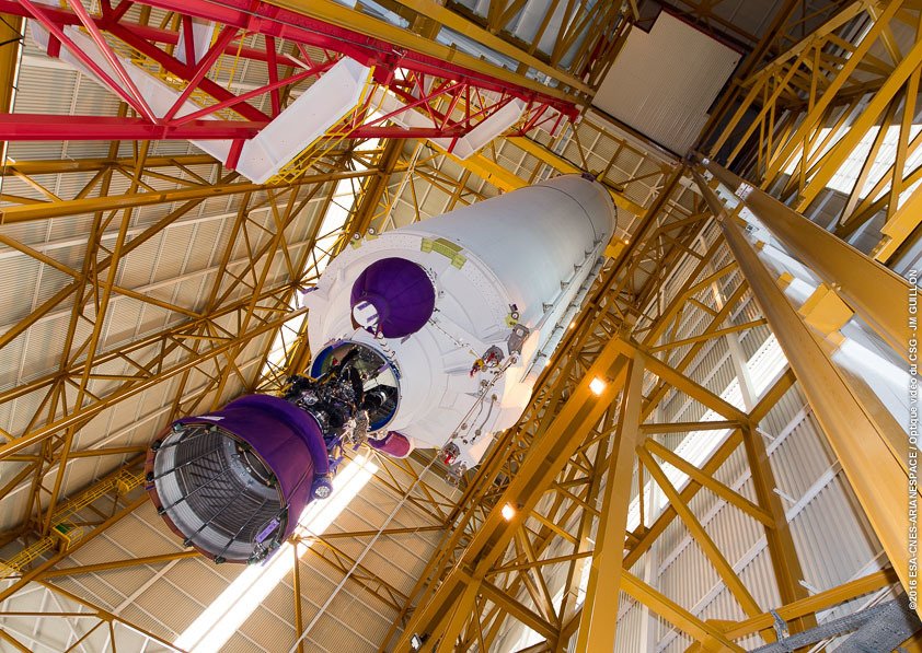 CNES's tweet photo. Fraîchement arrivé d’Europe, l’étage principal de la prochaine #Ariane5 est hissé au Centre Spatial Guyanais #VA232 https://t.co/cvOoGmIoih