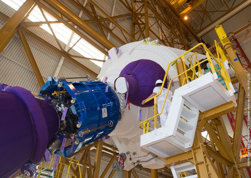 CNES's tweet photo. Fraîchement arrivé d’Europe, l’étage principal de la prochaine #Ariane5 est hissé au Centre Spatial Guyanais #VA232 https://t.co/cvOoGmIoih