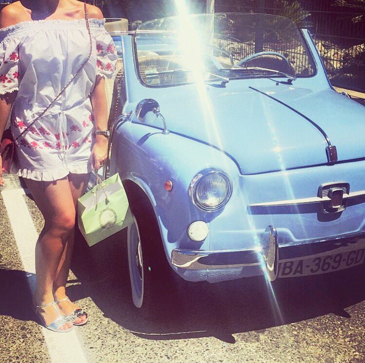 ChicRiviera's tweet photo. Wish we were here with the lovely @saltyairsunkissedhairblog sunning it up in the South of #France ⚓️💦☀️

#fashion https://t.co/4GNE58voFD