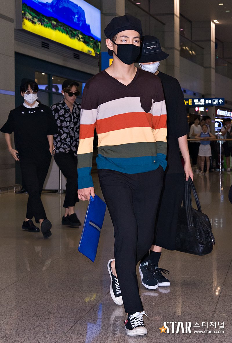 Beyond The Style ✼ Alex ✼ on X: TAEHYUNG #BTS 180514 airport #TAEHYUNG #태형  #방탄소년단 TOD'S medium travel suede bag gift 🎁 from @VShock1230   / X