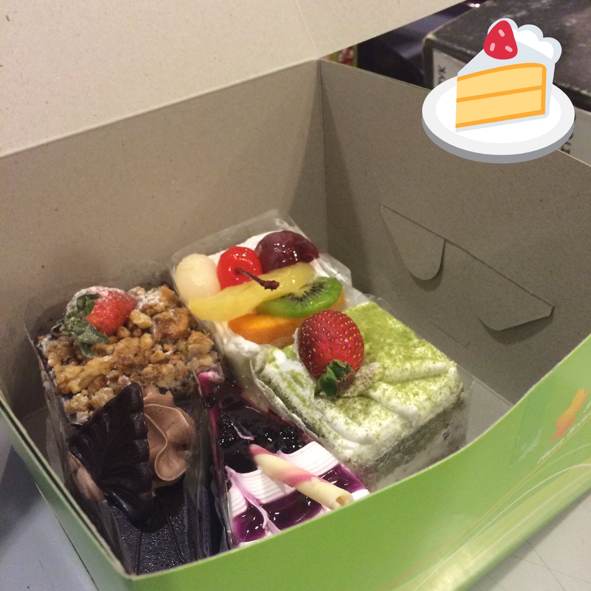 iamyaaaaan__'s tweet photo. Thanks for the cakes #Collague 🤓🤓😇😇 Although my birthday is not today 😂😂 https://t.co/AqiWhUPGV7