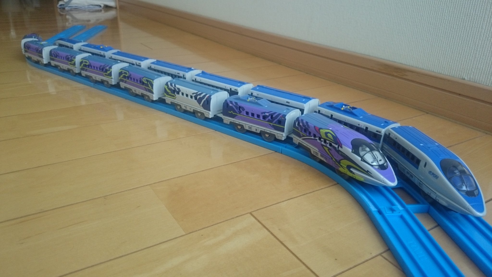 サロハユニセフ 新幹線 エヴァンゲリオンプロジェクト プラレール 500 Type Eva フル編成で完成 デカールでもいいけど 技術とプリンター的に無理なので全部塗装で仕上げました フル編成の500系はこれでw編成1本 V編成2本になりました サロハユニセフ 新幹線 エヴァンゲリオンプロジェクト プラレール 500 Type Eva フル編成で完成 デカールでもいいけど 技術とプリンター的に無理なので全部塗装で仕上げました フル編成の500系はこれでw編成1本 V編成2本になりました