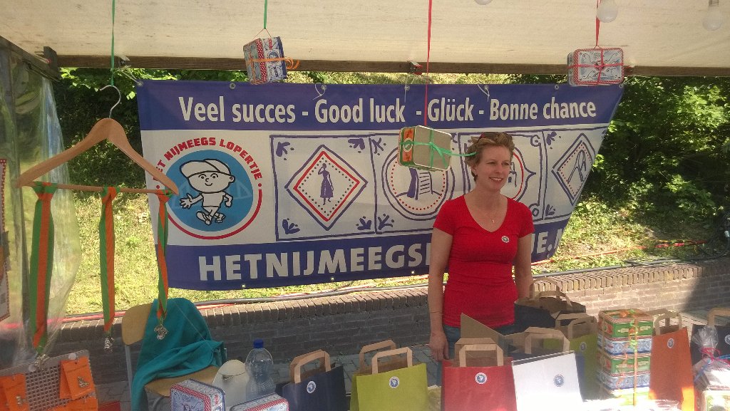 Volleyservice's tweet photo. Stand van #hetnijmeegslopertje #lopen #wandelen #4daagse #4daysmarch #Nijmegen #nieuws #n1 #tvgelderland #winegum 😎 https://t.co/UCZ8Ug73GO