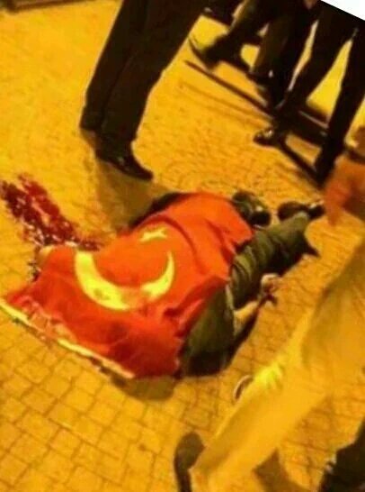 Faruk39turk's tweet photo. Erdogan bir film cevirdi halkida meydanlara cagirip reyting arttirma pesinde.Olay kisaca budur... ERDOGANsFakeCoup https://t.co/iKyVgKuckb